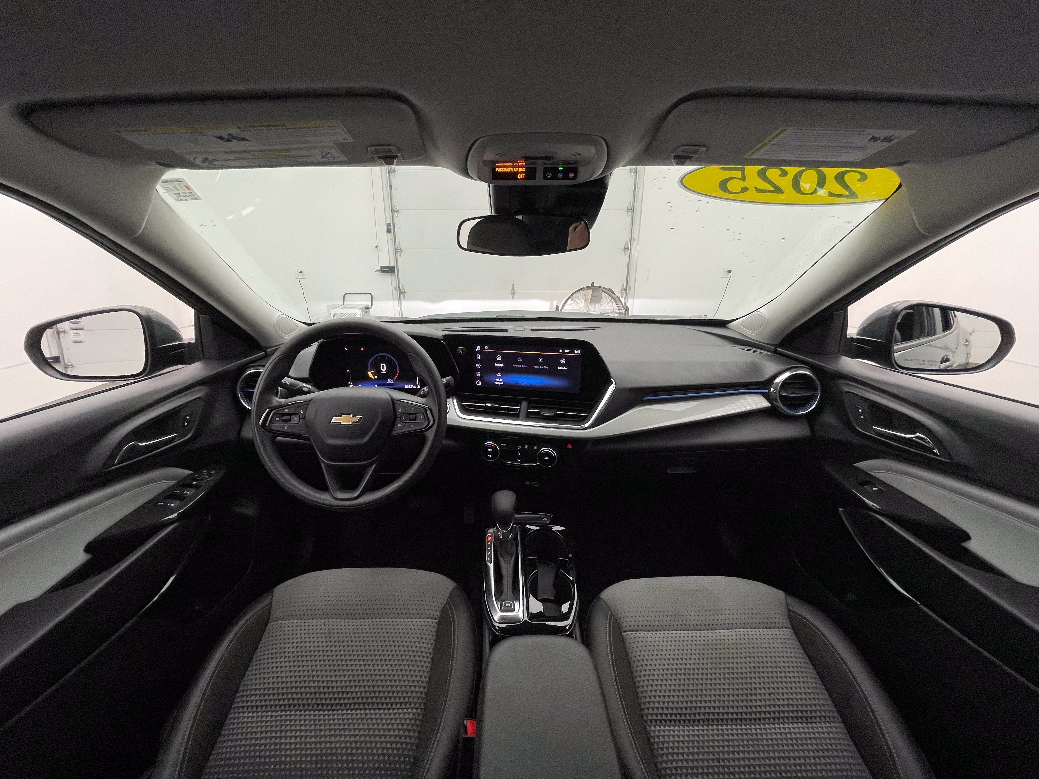 Used 2025 Chevrolet Trax LT FWD image 3