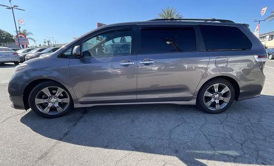 Used 2015 Toyota Sienna SE image 2