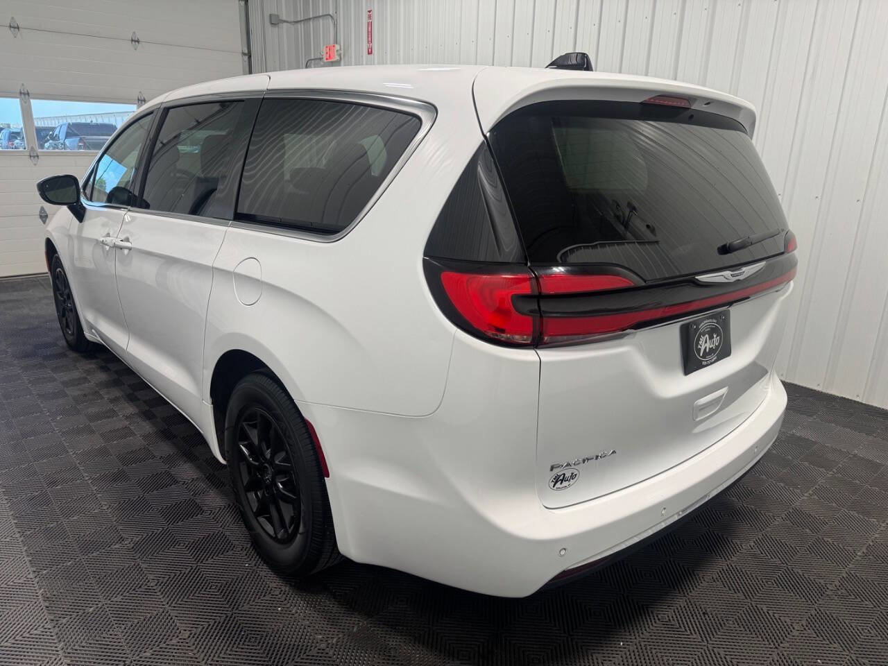 Used 2024 Chrysler Pacifica Touring-L FWD image 4