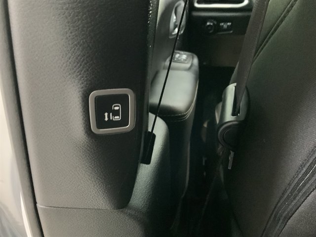 Used 2023 Chrysler Pacifica Touring image 17