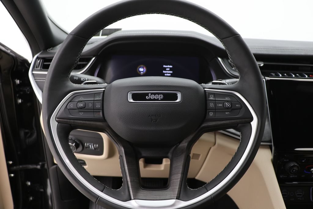 Used 2025 Jeep Grand Cherokee Limited AWD/4WD image 17