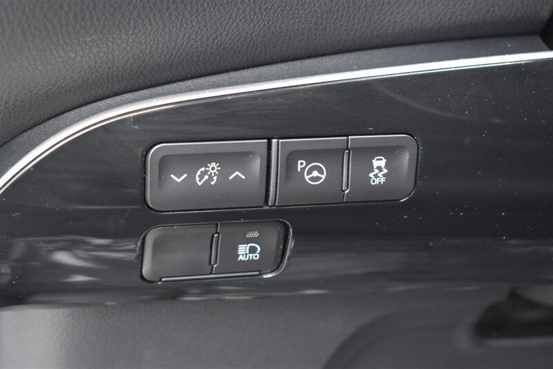 Used 2022 Toyota Prius LE FWD image 16
