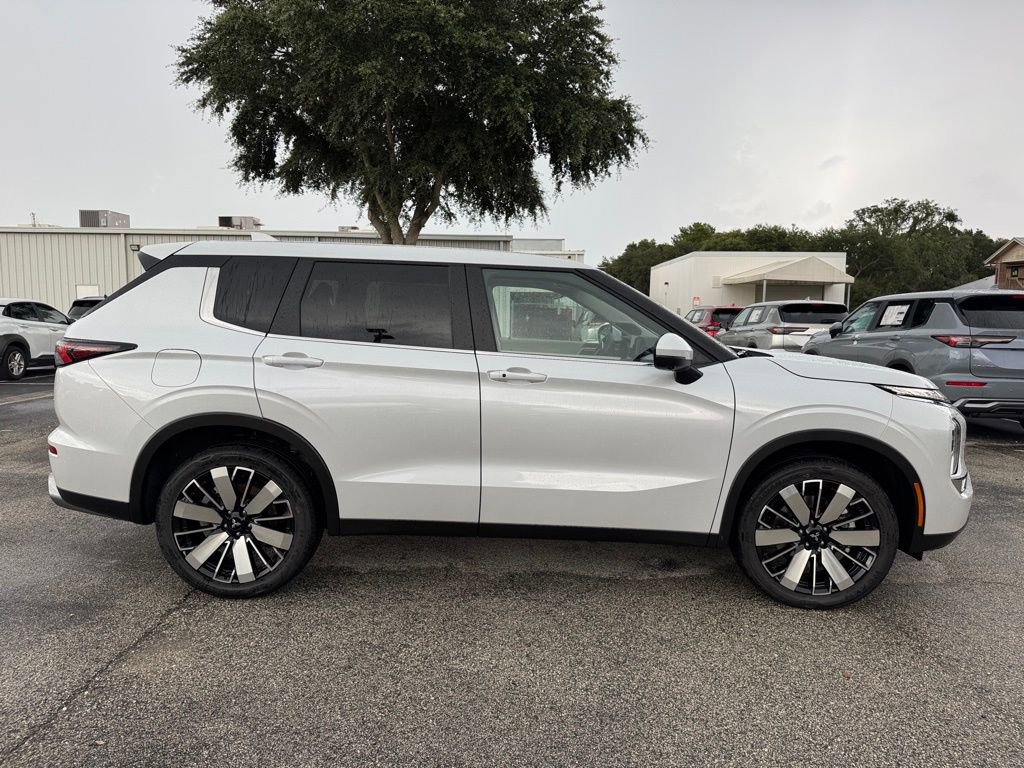 New 2025 Mitsubishi Outlander SE image 9