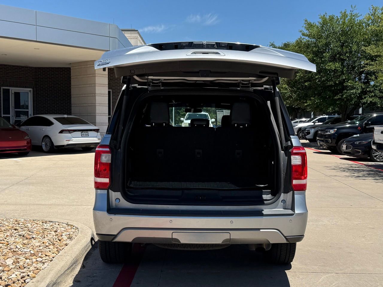 Used 2020 Ford Expedition XLT w/ Equipment Group 202A AWD/4WD image 5
