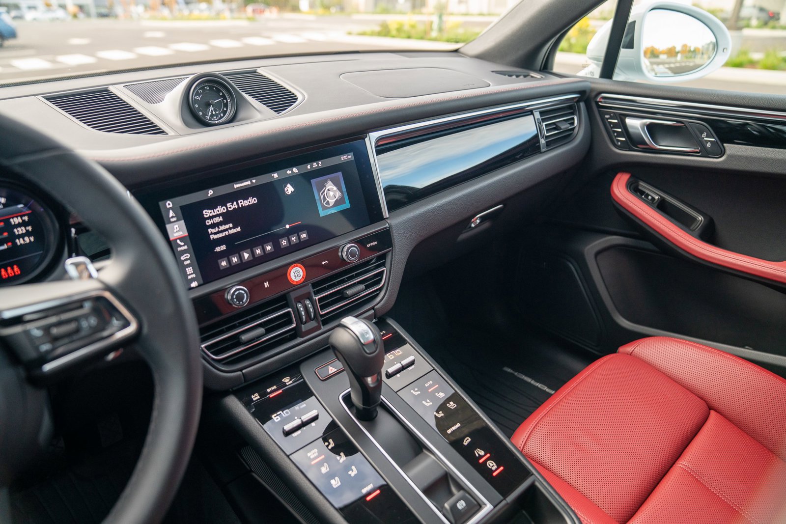 Used 2025 Porsche Macan image 16