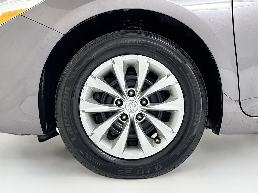 Used 2017 Toyota Camry LE image 26