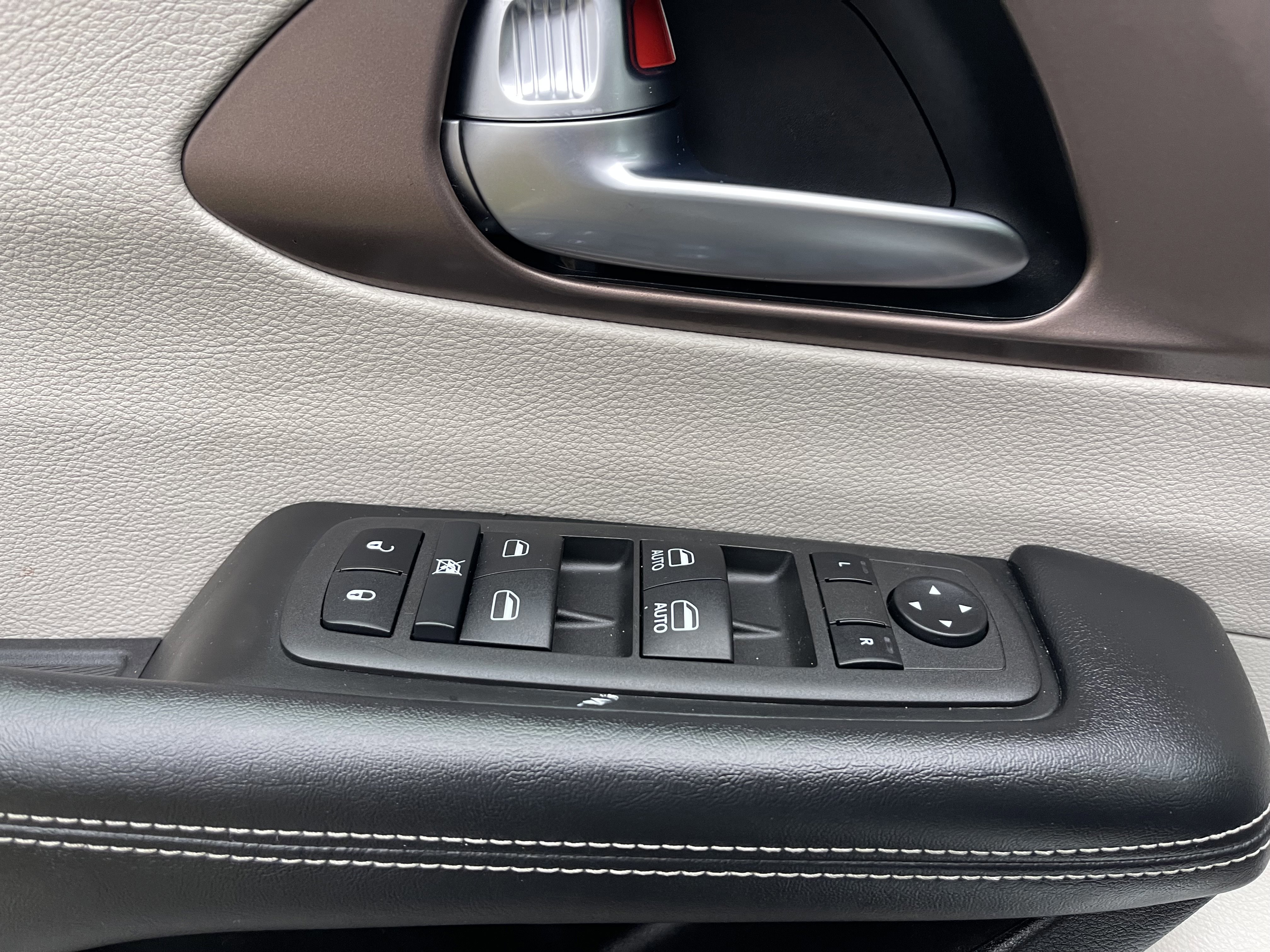 Used 2023 Chrysler Voyager LX image 10