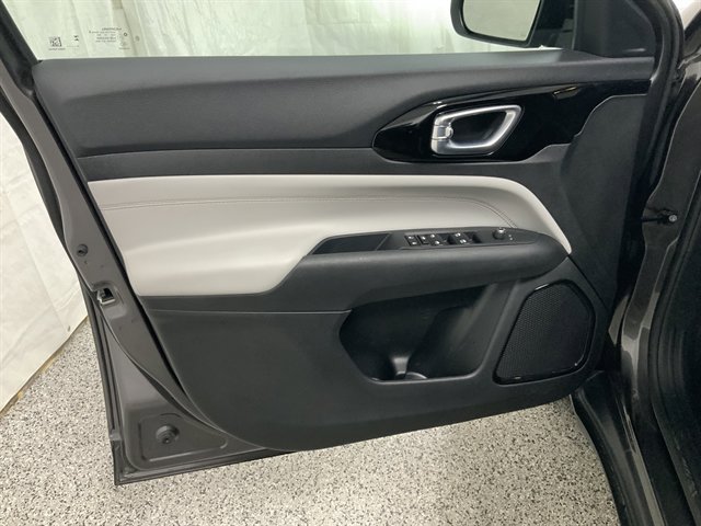 Used 2024 Jeep Compass Limited image 16