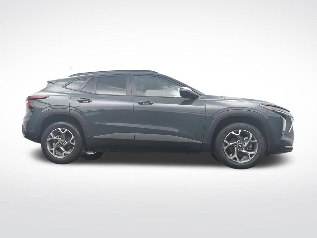 Used 2025 Chevrolet Trax LT FWD image 32