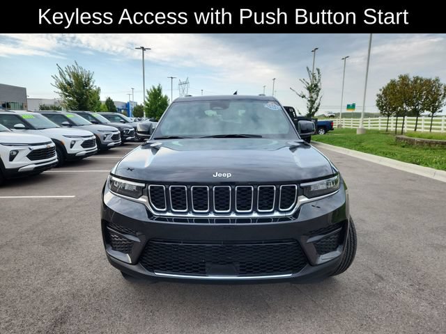 Used 2025 Jeep Grand Cherokee Laredo AWD/4WD image 2