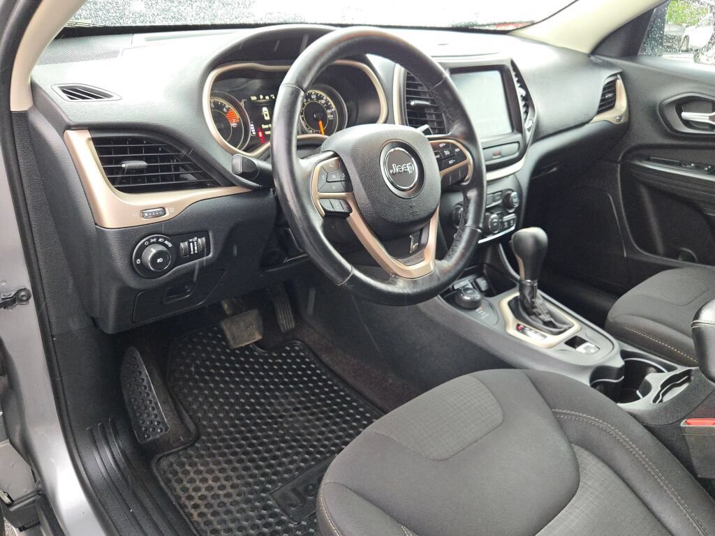 Used 2016 Jeep Cherokee Latitude w/ Cold Weather Group AWD/4WD image 25