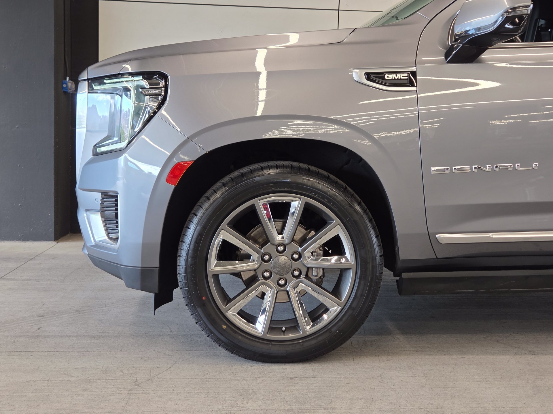Used 2021 GMC Yukon Denali w/ Denali Premium Package AWD/4WD image 9