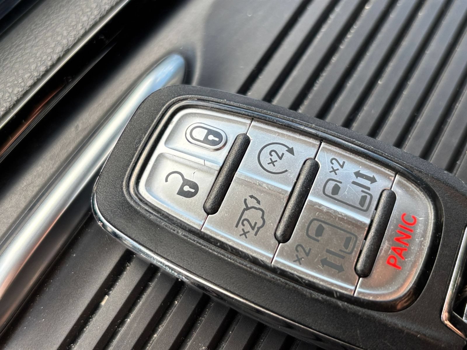 Used 2025 Chrysler Pacifica Limited FWD image 21