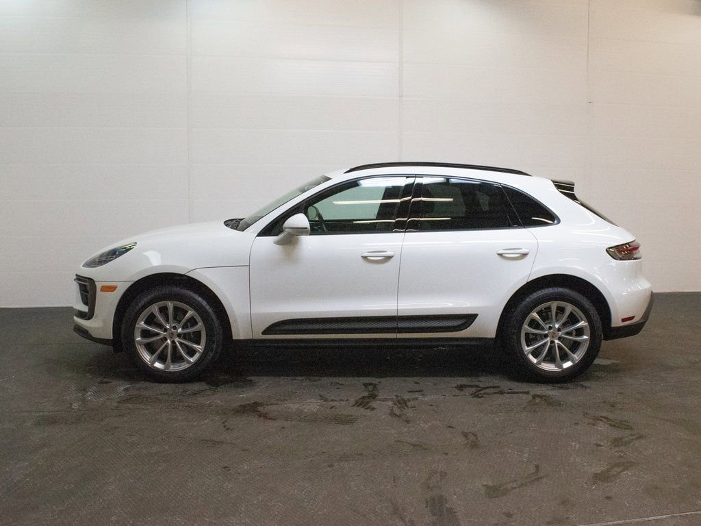 Certified 2025 Porsche Macan image 2