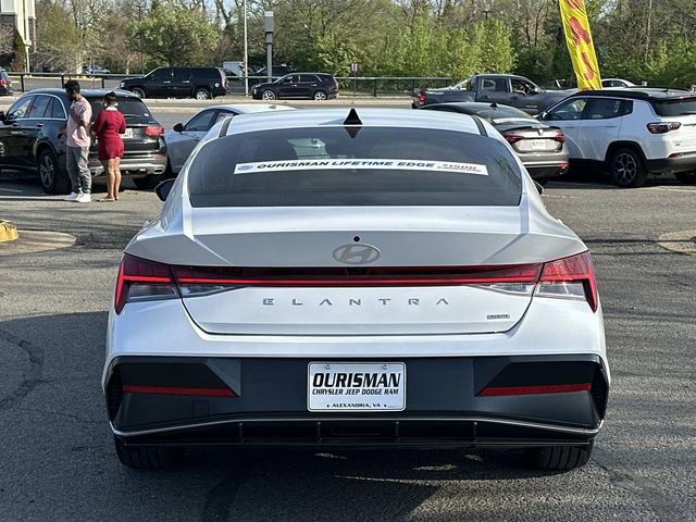 Used 2025 Hyundai Elantra Limited image 4