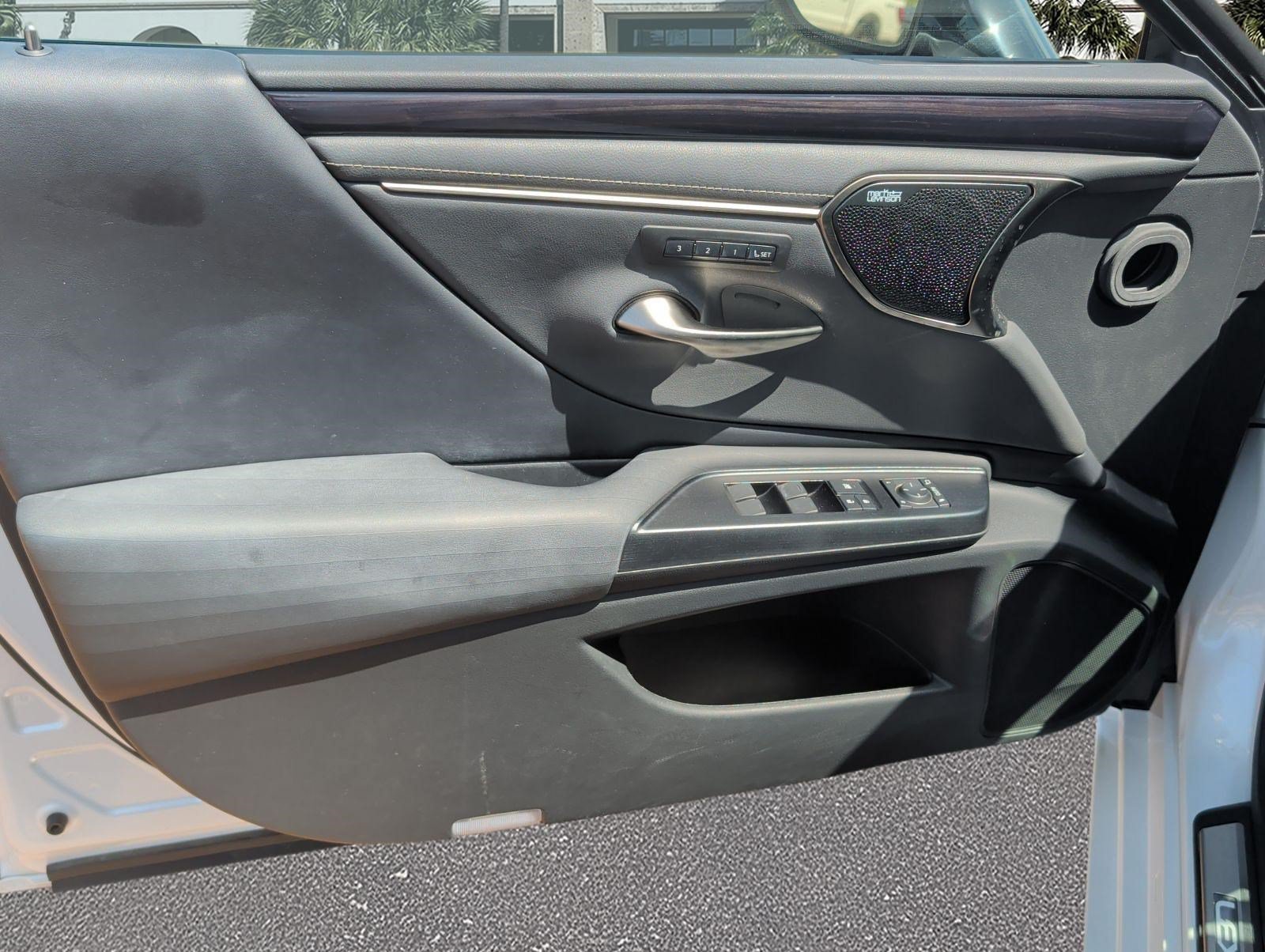 Certified 2020 Lexus ES 350 Ultra Luxury w/ Accessory Package 2 FWD image 8