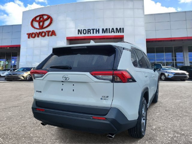 Used 2025 Toyota RAV4 XLE AWD/4WD image 4