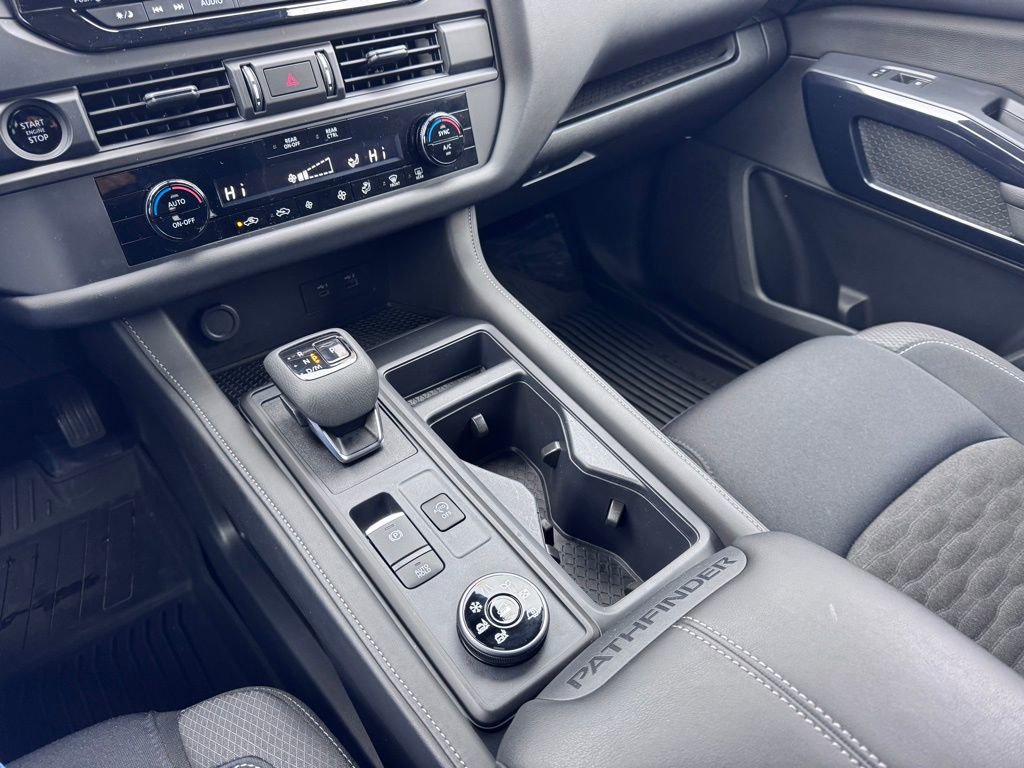 Used 2025 Nissan Pathfinder S image 18