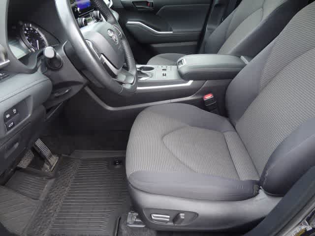 Certified 2025 Toyota Highlander LE FWD image 6