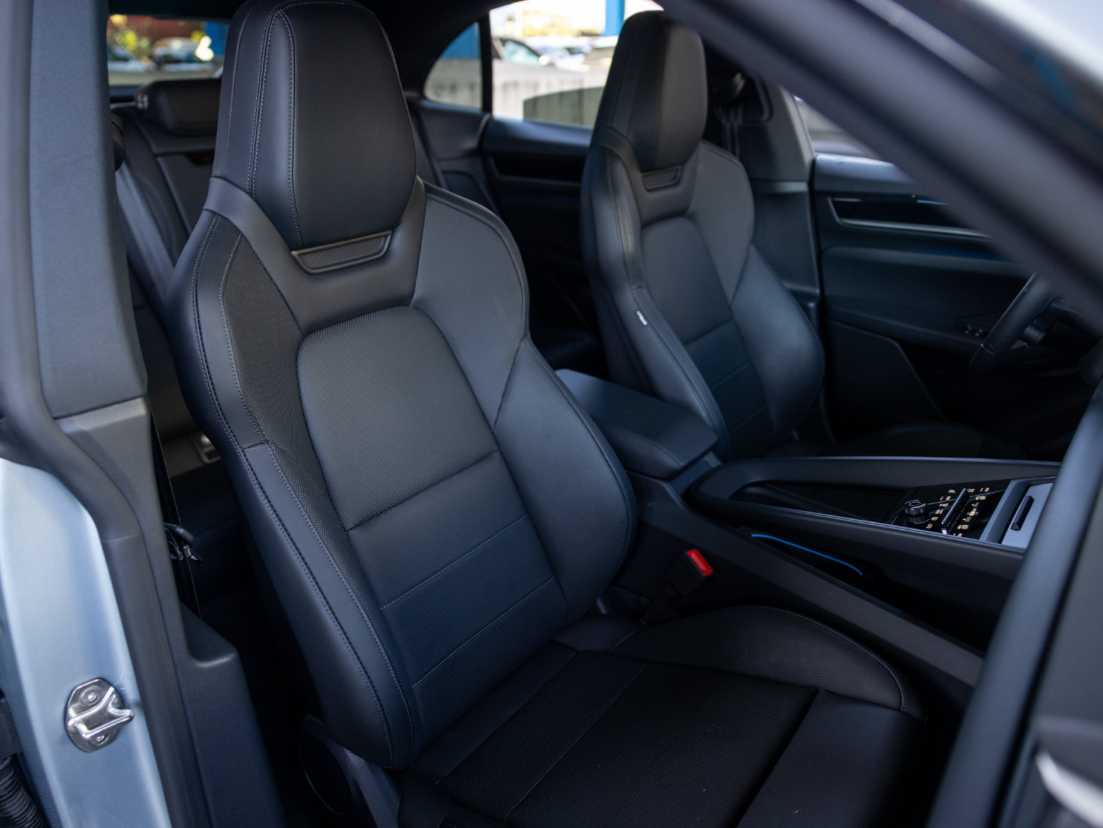 Certified 2025 Porsche Macan 4S Electric AWD/4WD image 32