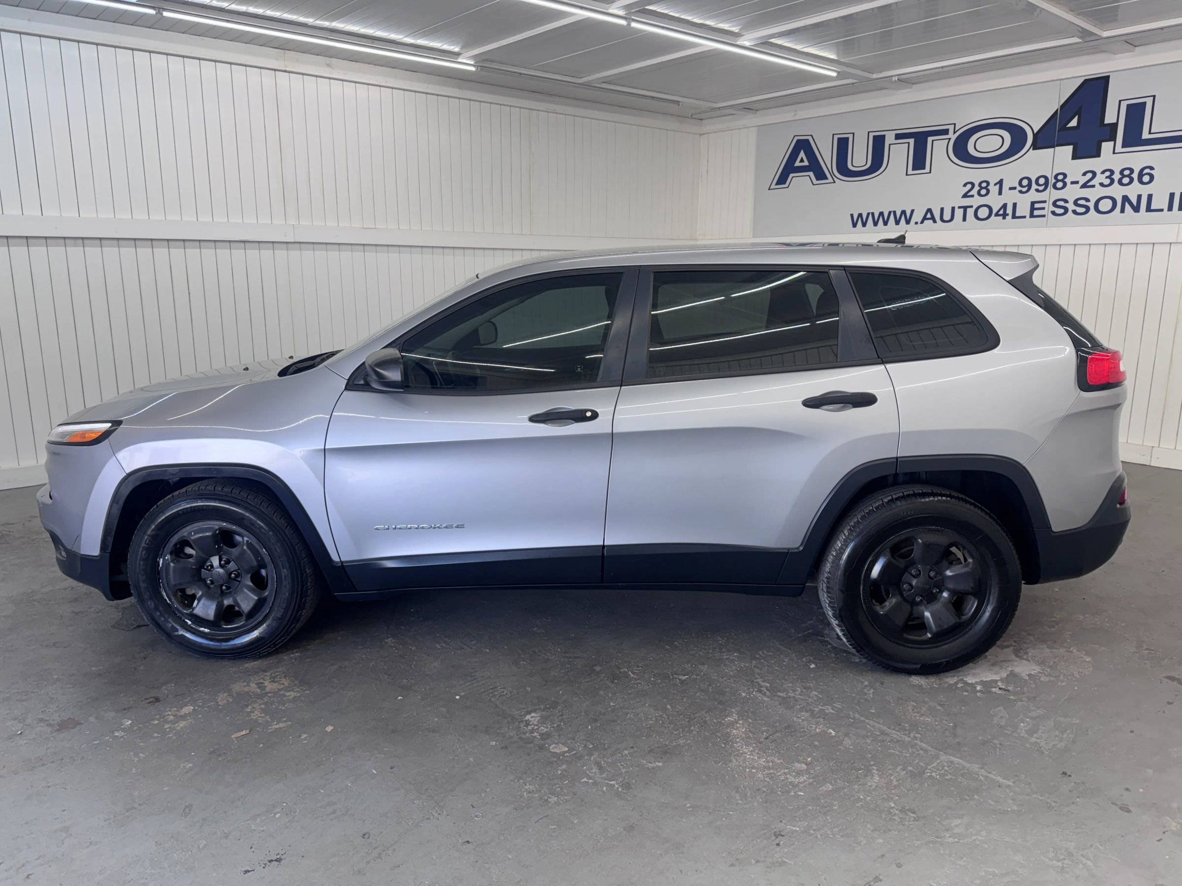 Used 2014 Jeep Cherokee Sport image 8