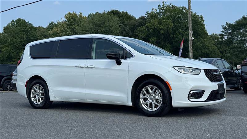 Used 2024 Chrysler Pacifica Touring-L FWD image 5