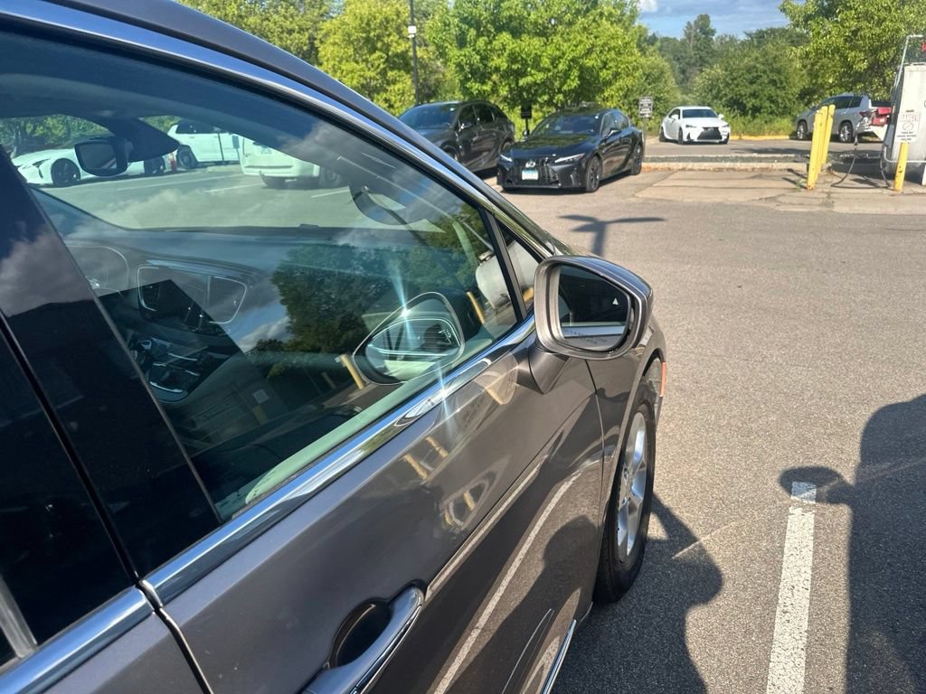 Used 2017 Chrysler Pacifica Touring-L Plus FWD image 34