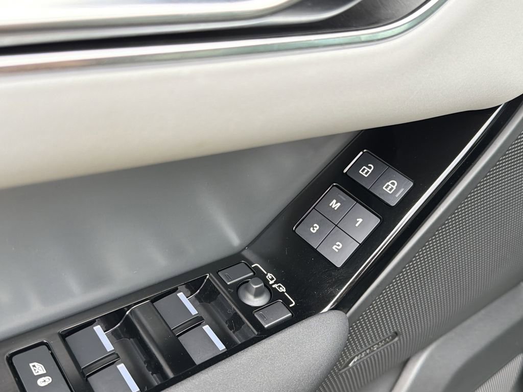 Used 2025 Land Rover Range Rover Velar S image 22