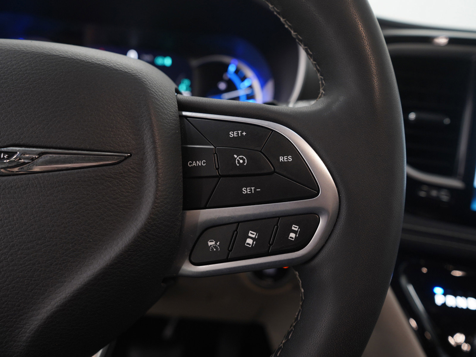 Used 2023 Chrysler Pacifica Touring-L image 26