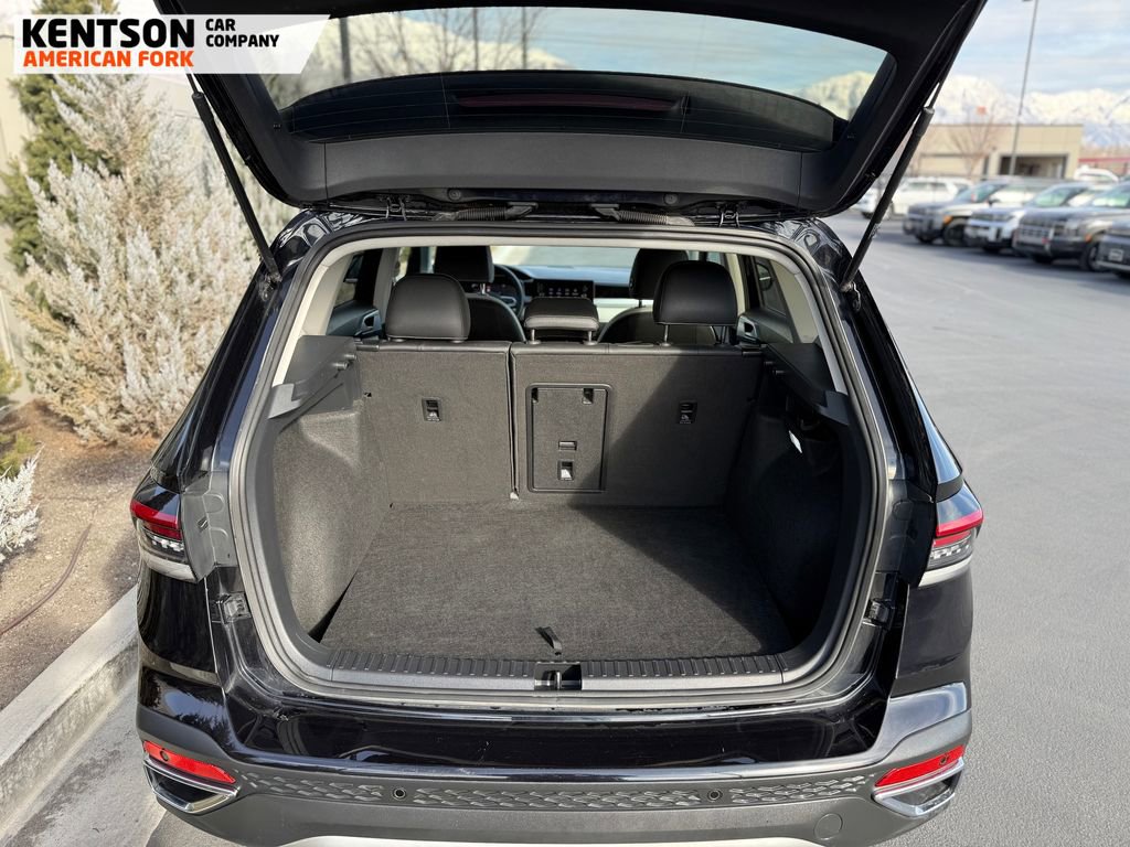 Used 2025 Volkswagen Taos SE image 40