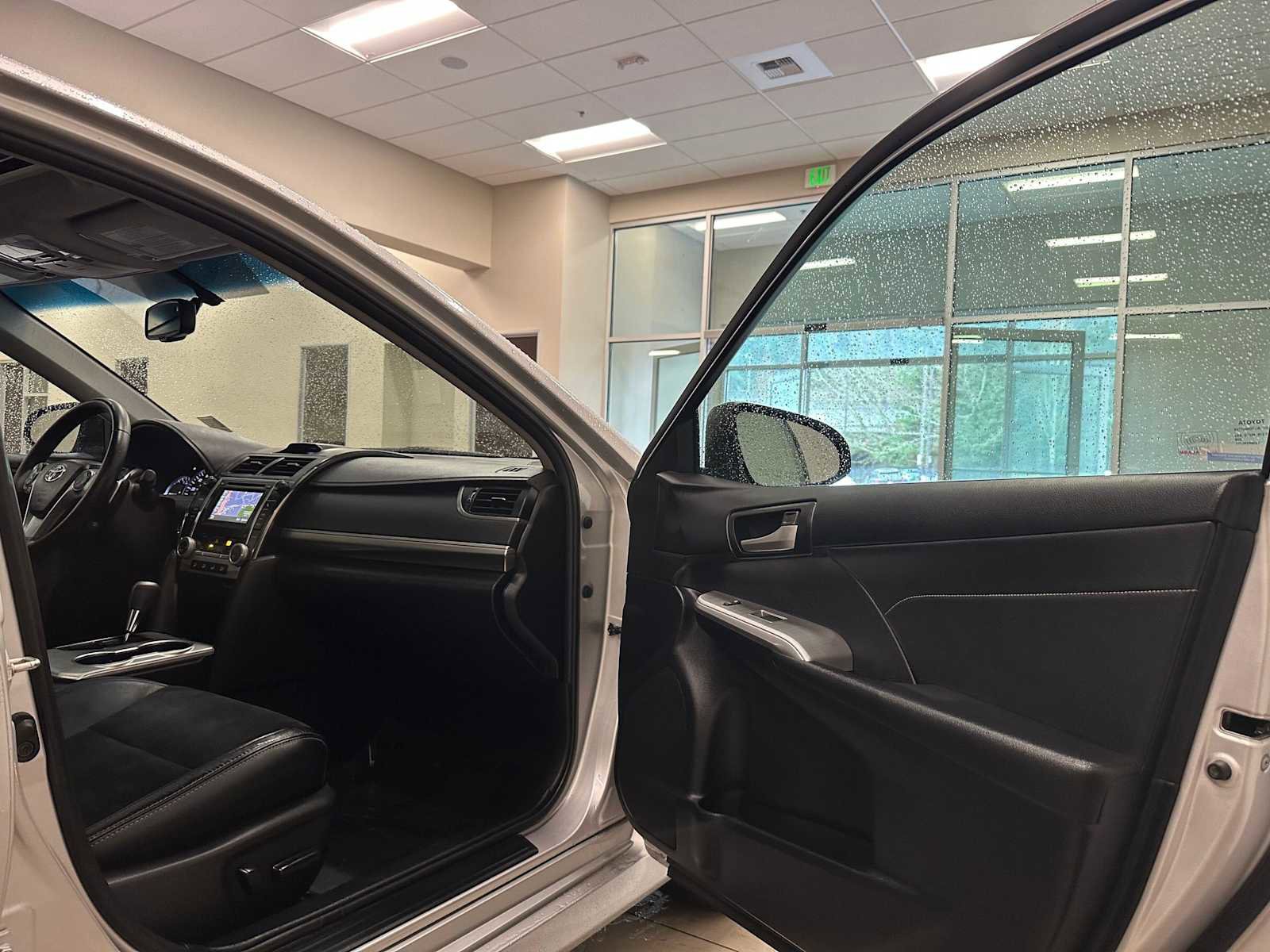 Used 2013 Toyota Camry SE w/ Leather Pkg image 26