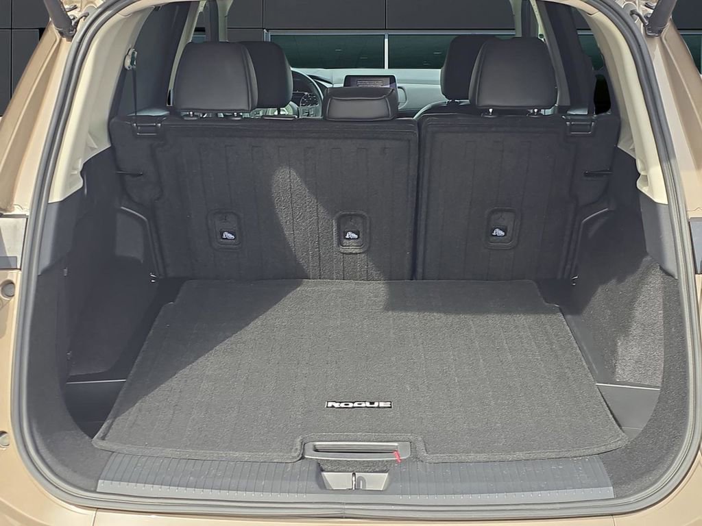 Used 2024 Nissan Rogue SV w/ SV Premium Package image 10