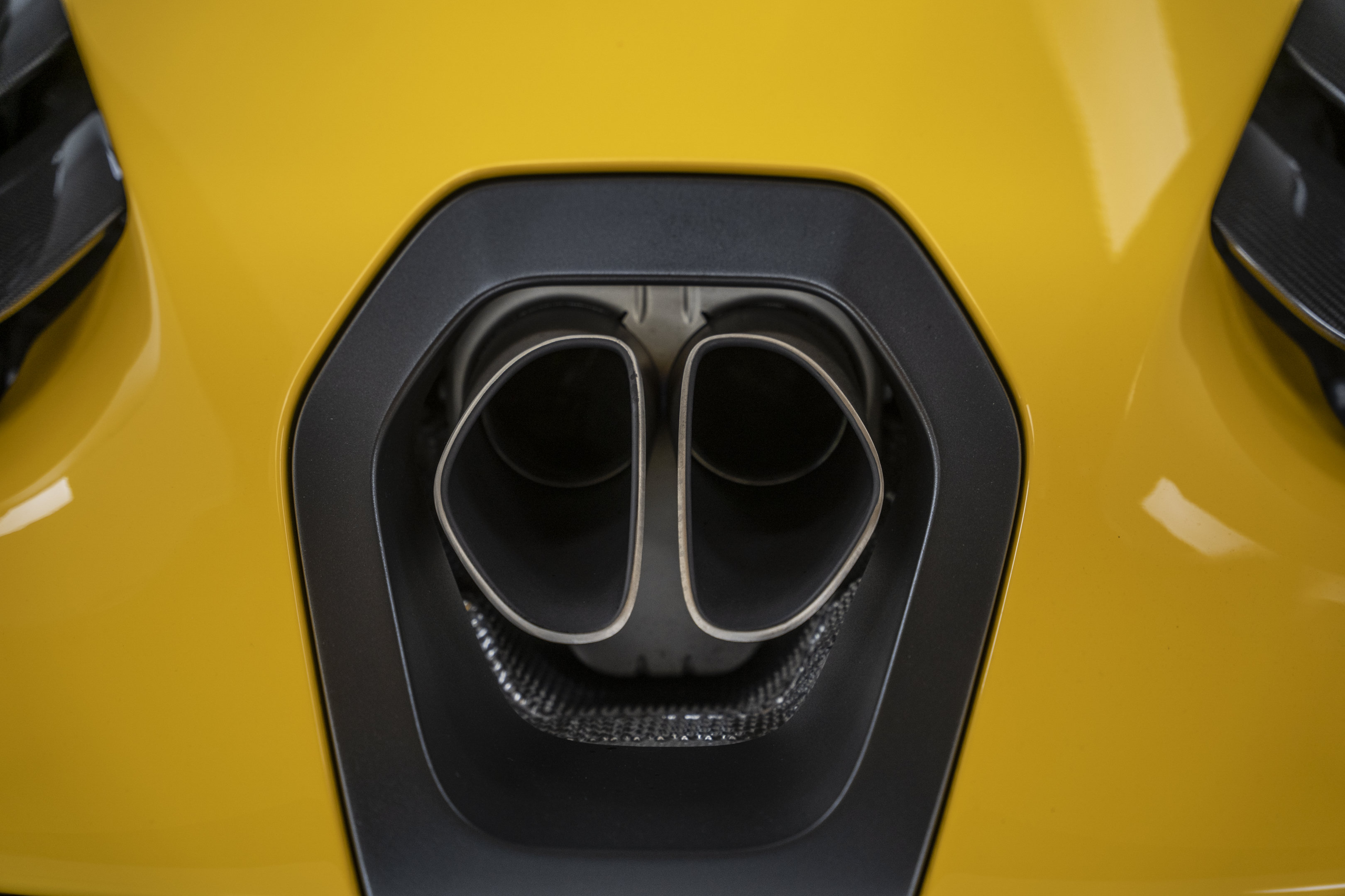 Used 2019 McLaren Senna RWD image 25