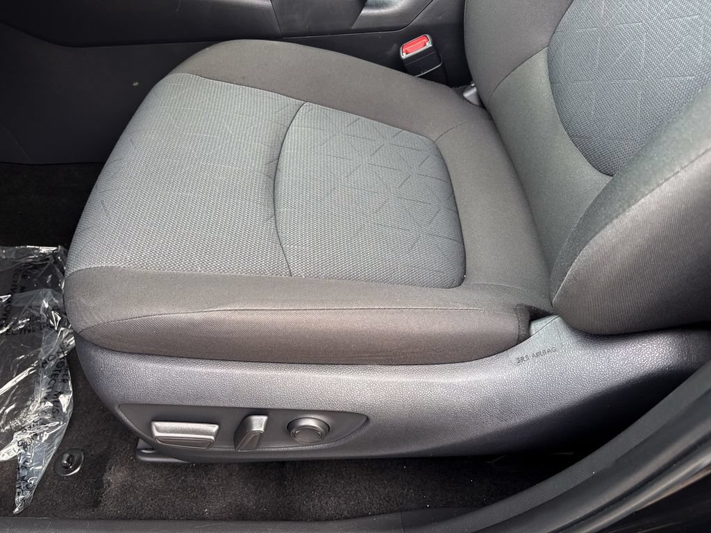 Used 2025 Toyota RAV4 XLE AWD/4WD image 20