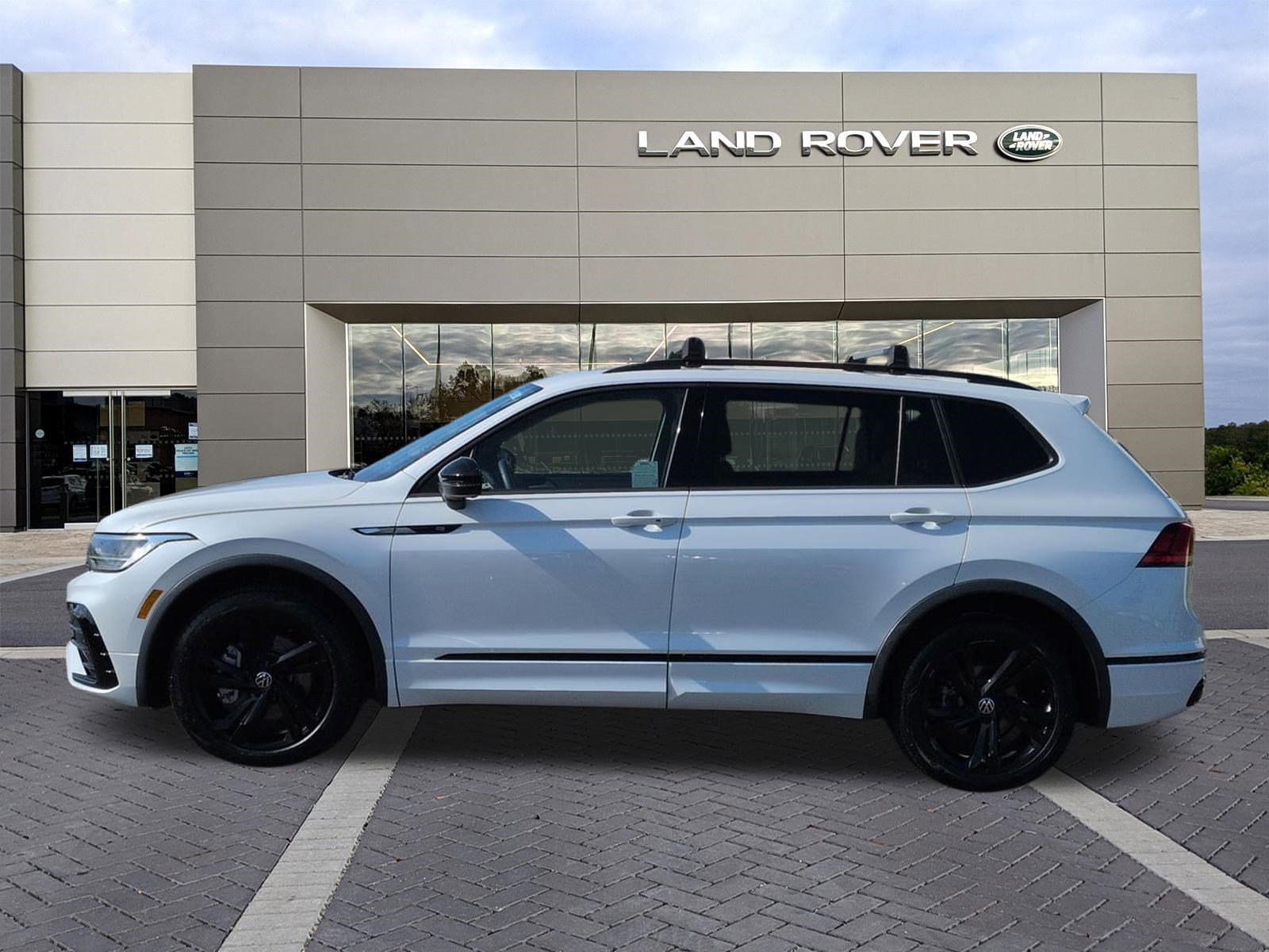 Used 2023 Volkswagen Tiguan SE R-Line image 8