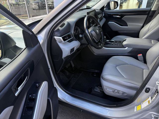Certified 2021 Toyota Highlander XLE AWD/4WD image 12