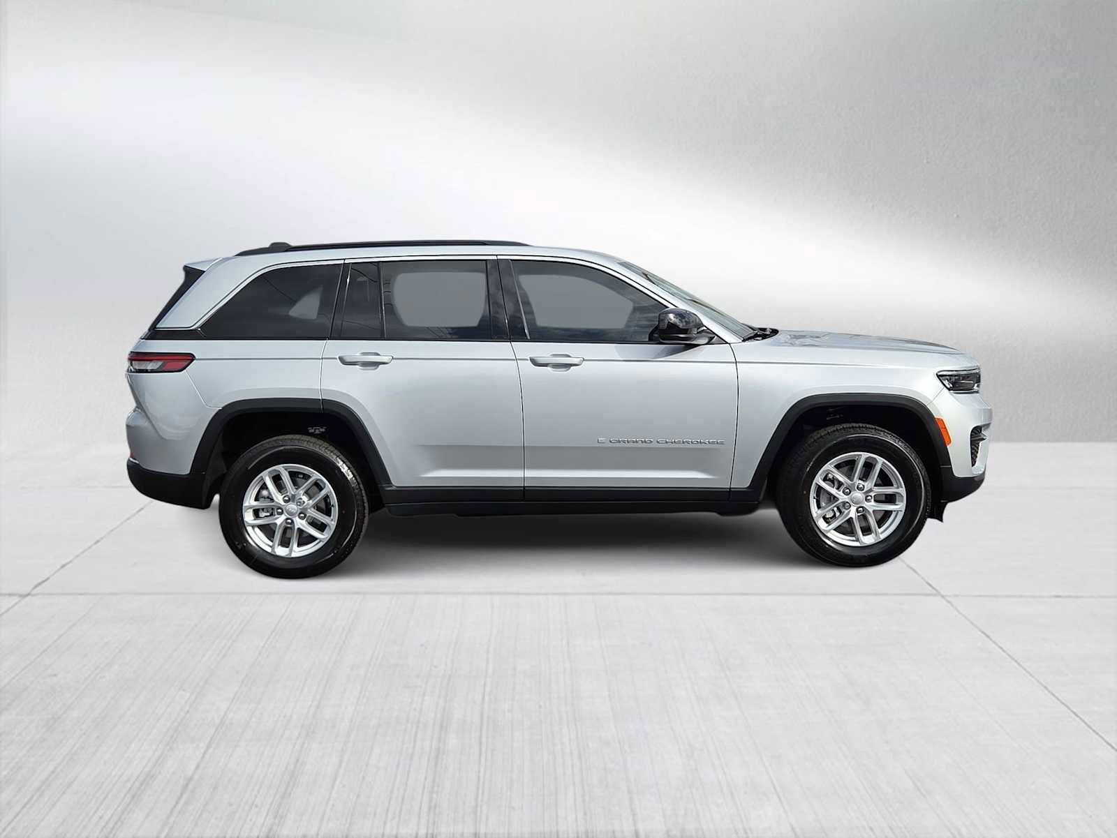 New 2025 Jeep Grand Cherokee Laredo X w/ Luxury Tech Group I image 9