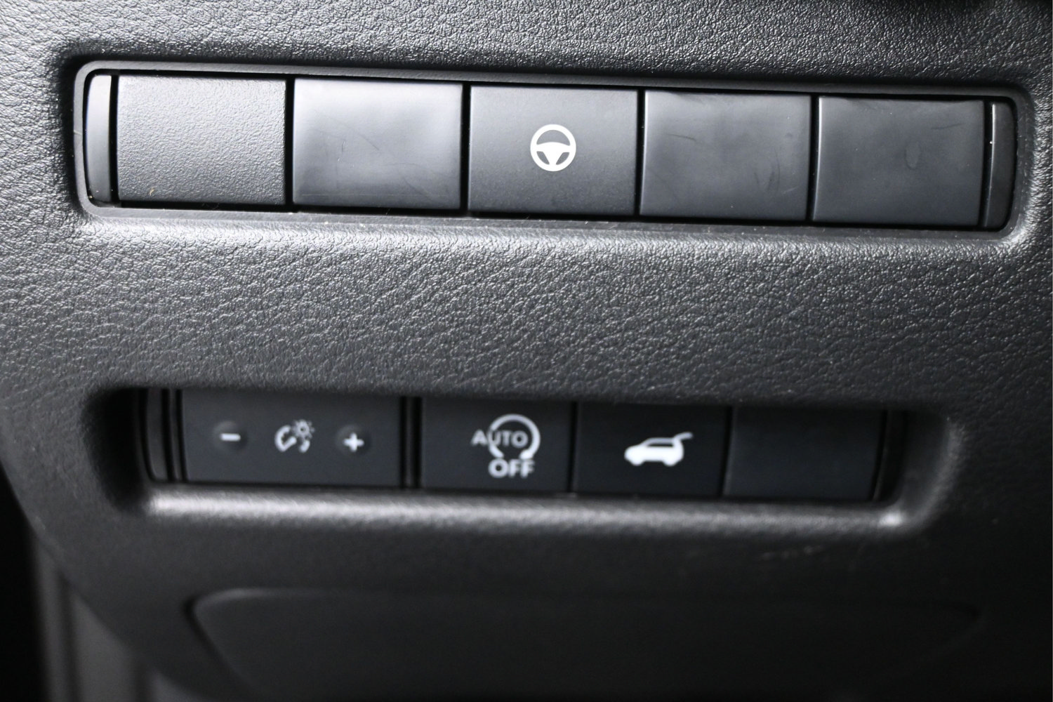 Used 2025 Nissan Rogue SV AWD/4WD image 15