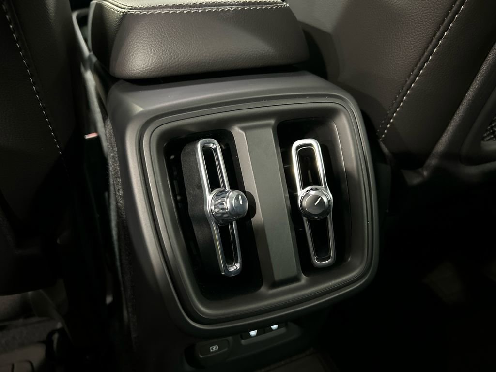 Certified 2023 Volvo XC40 B5 Plus w/ Protection Package Premier image 23