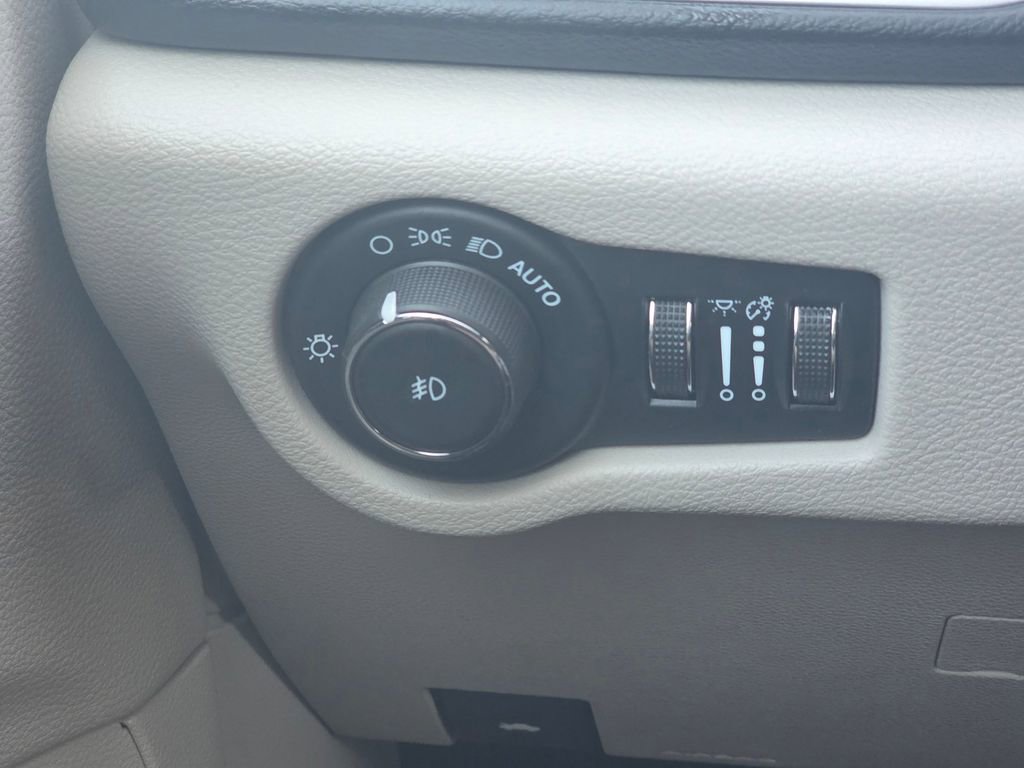 Certified 2023 Chrysler Pacifica Touring-L image 35