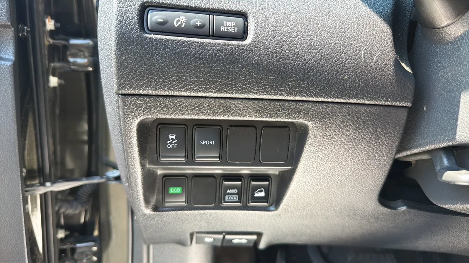 Used 2015 Nissan Rogue SV w/ SV Family Package AWD/4WD image 18