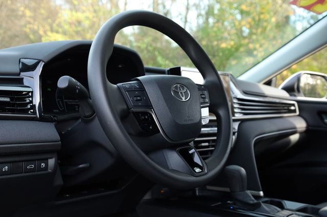 Used 2025 Toyota Camry LE image 5