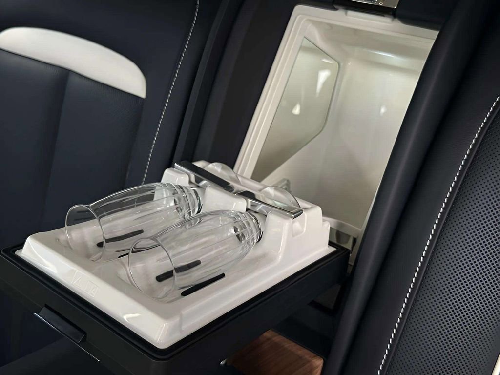 New 2026 Rolls-Royce Cullinan image 9