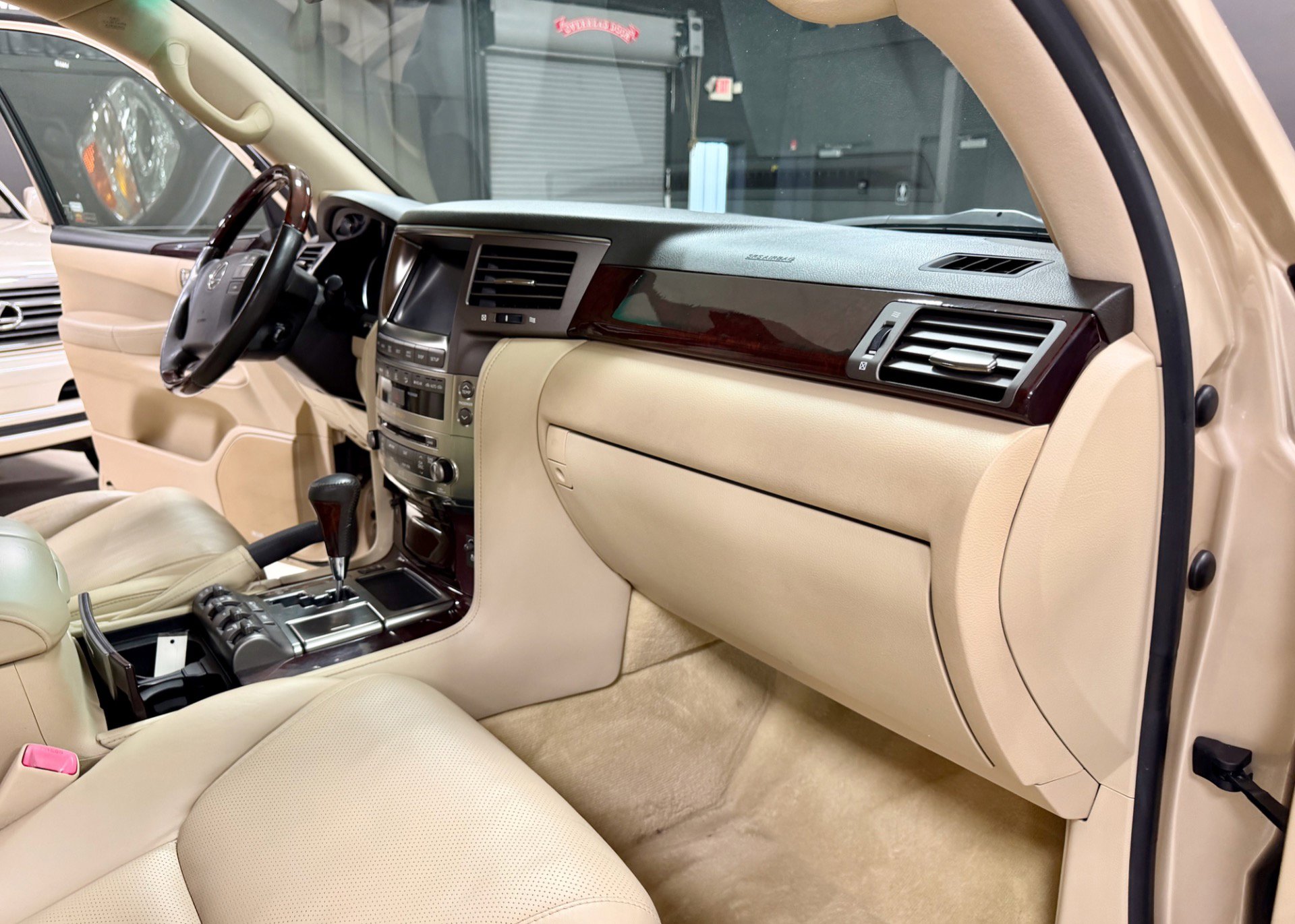 Used 2011 Lexus LX 570 4WD w/ Luxury Pkg w/Pre-crash image 28