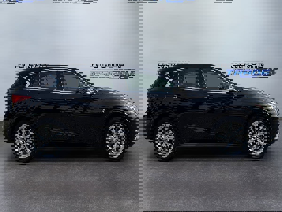 Used 2018 INFINITI QX30 w/ Cargo Package image 4