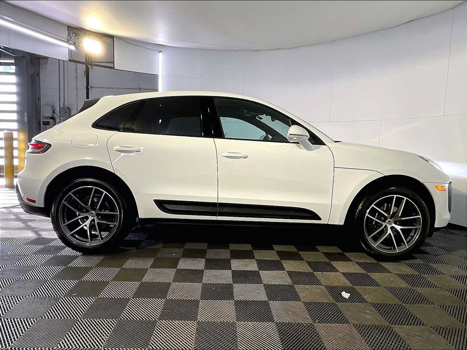 Used 2024 Porsche Macan AWD/4WD image 8