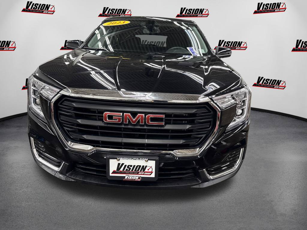 Used 2023 GMC Terrain SLE w/ LPO, Floor Liner Package AWD/4WD image 2