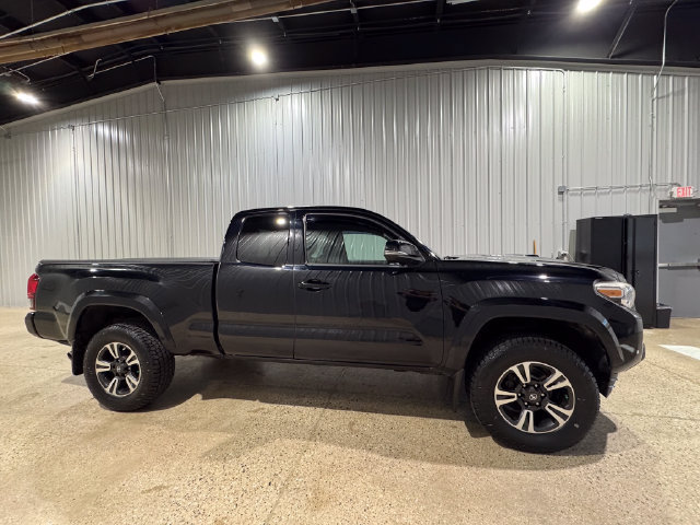 Used 2018 Toyota Tacoma TRD Sport AWD/4WD image 5