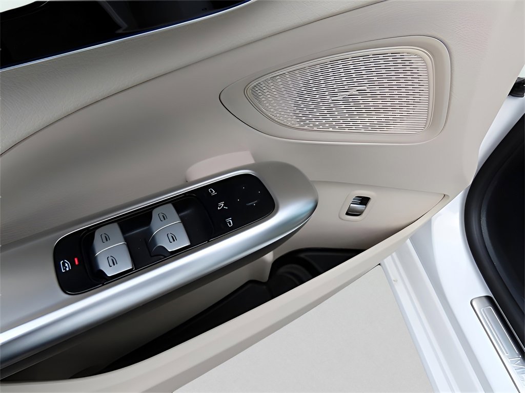 Used 2025 Mercedes-Benz C 300 4MATIC Sedan image 44