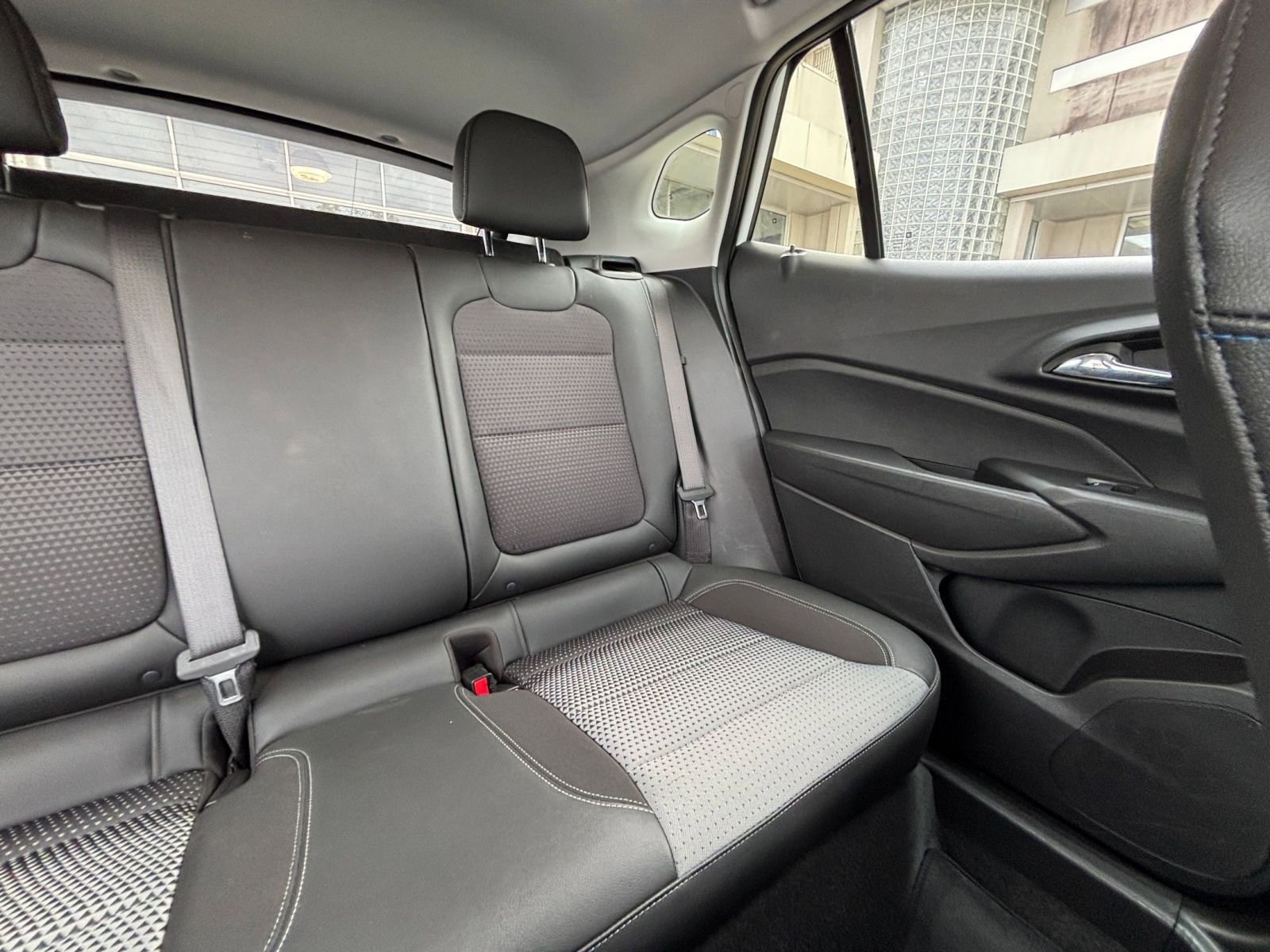 Used 2025 Chevrolet Trax LT FWD image 38